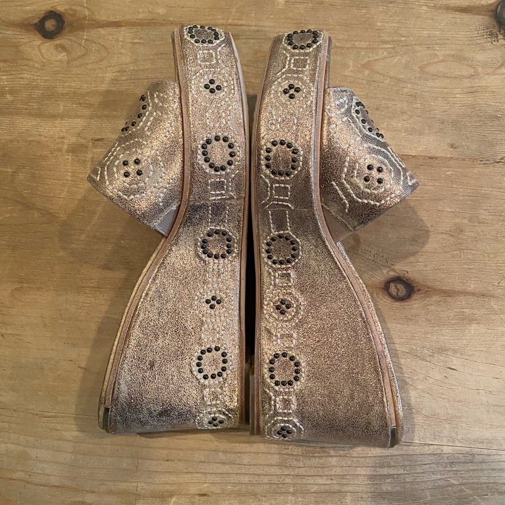 Donald Pliner Gold Bronze Studded Wedge Sandals Spring Summer Boho Festival 8M - Picture 5 of 9